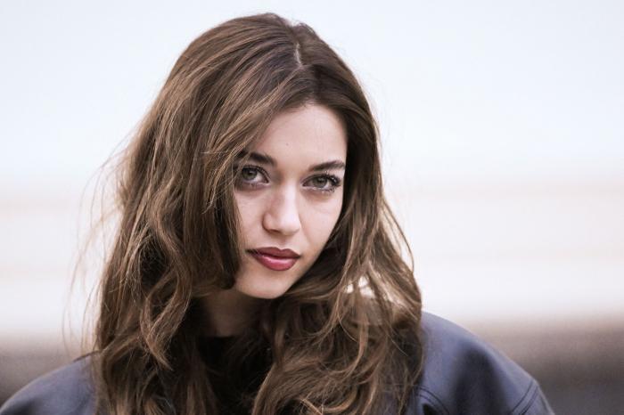 actriță cu părul desprins