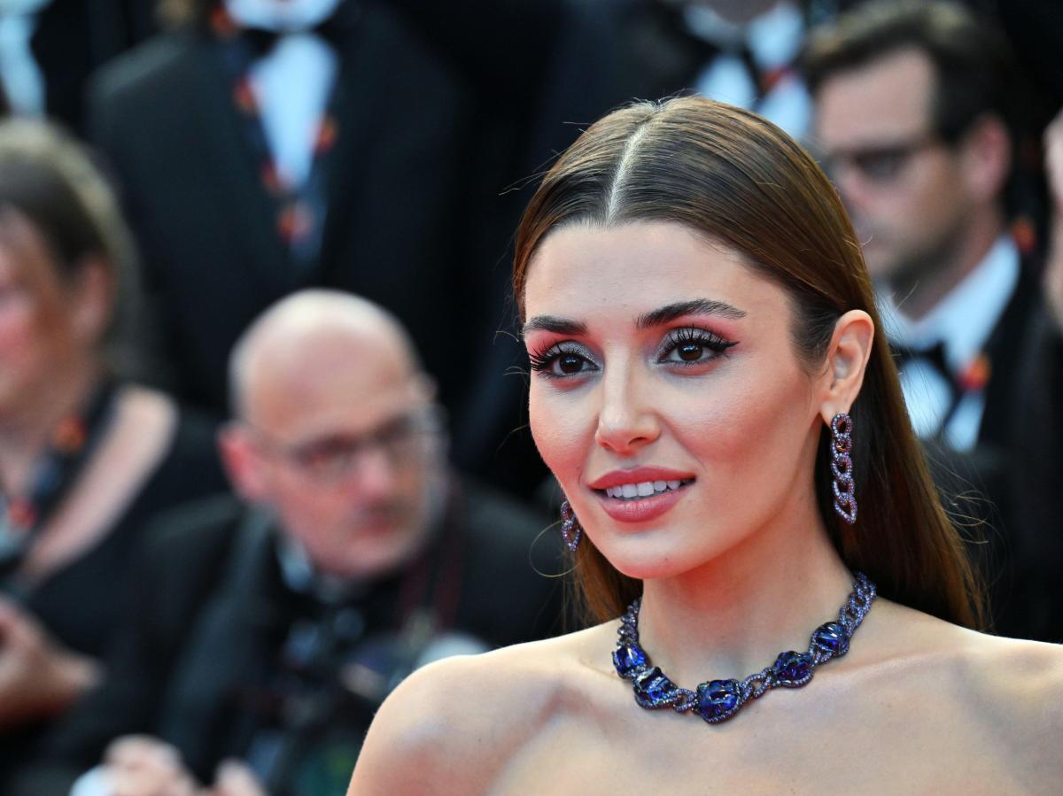 actriță pe un fundal în care sunt mai mulți oameni