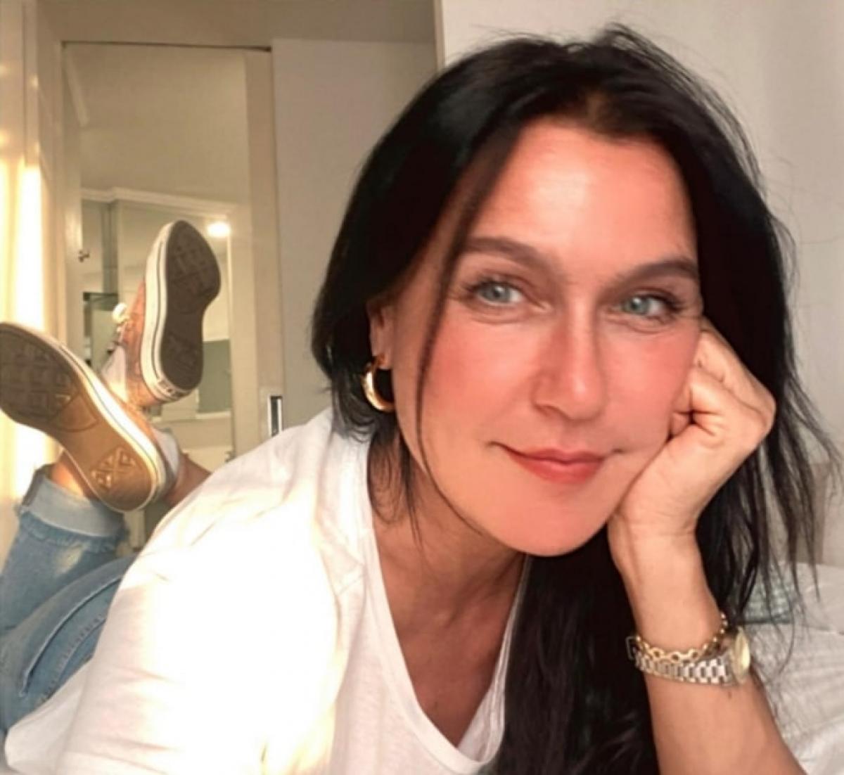 actriță cu părul desprins