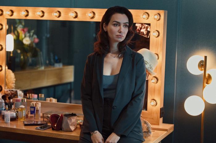 actriță cu părul desprins