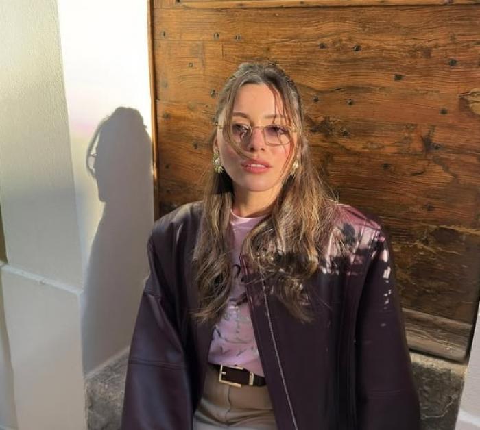 actriță cu părul desprins