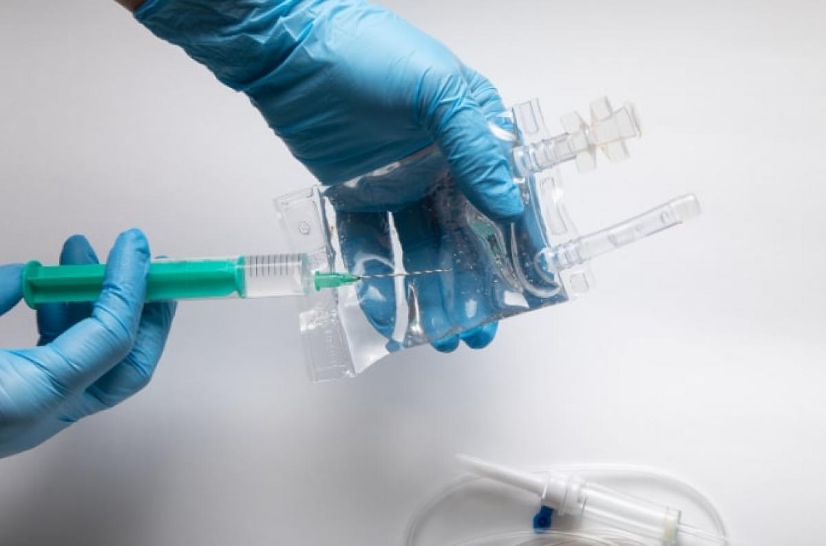 manusi albastre pe o masă albă