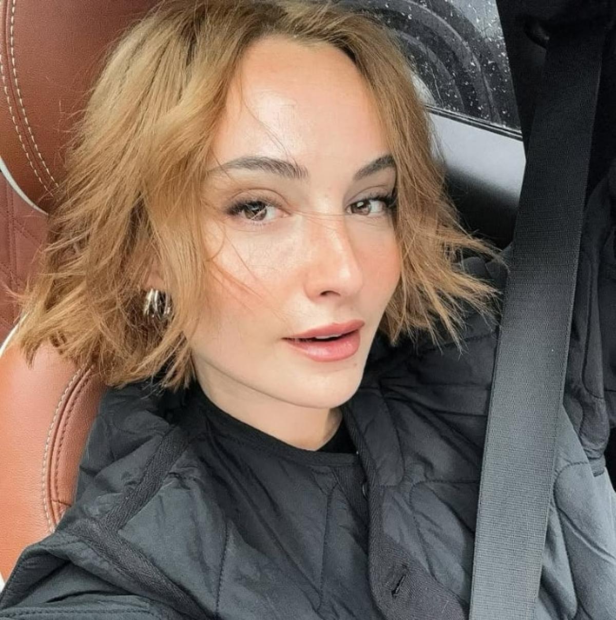 actriță cu părul desprins