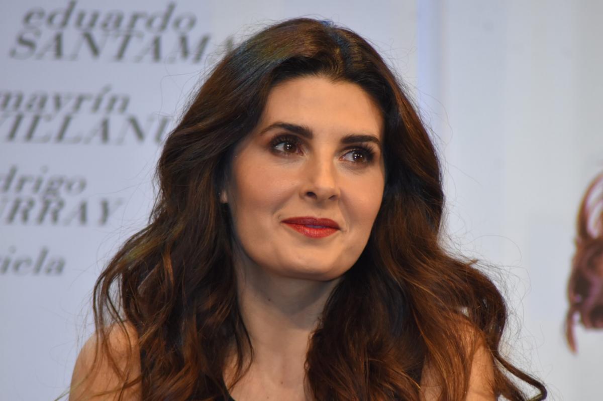 actriță cu părul desprins