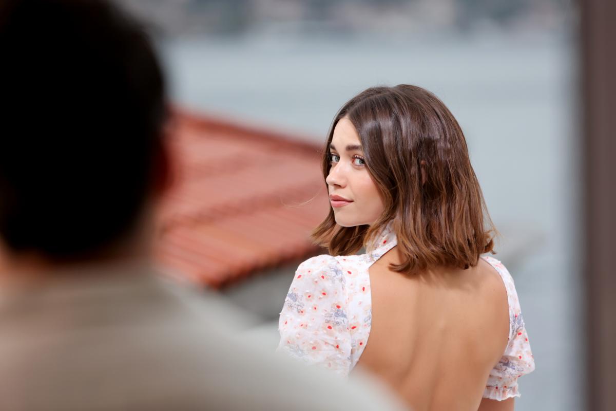 actriță cu părul desprins