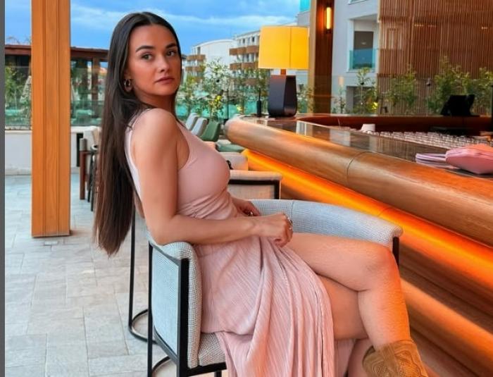 actriță cu părul desprins