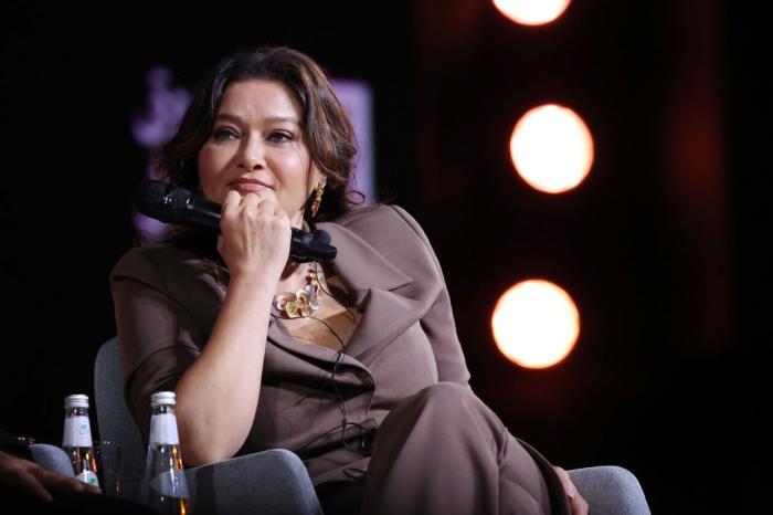 Nurgul Yesilcay stă pe scaun cu mâna în dreptul bărbiei