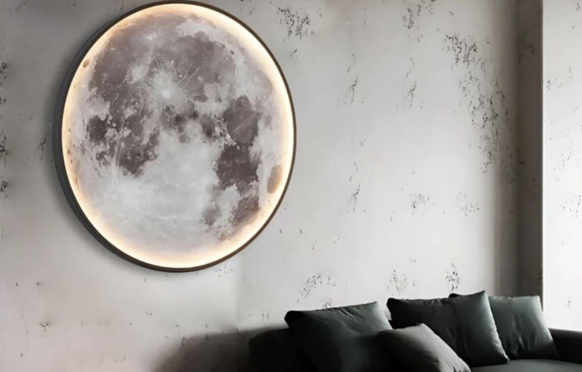 aplică pe un perete deschis la culoare lângă o canapea închisă la culoare