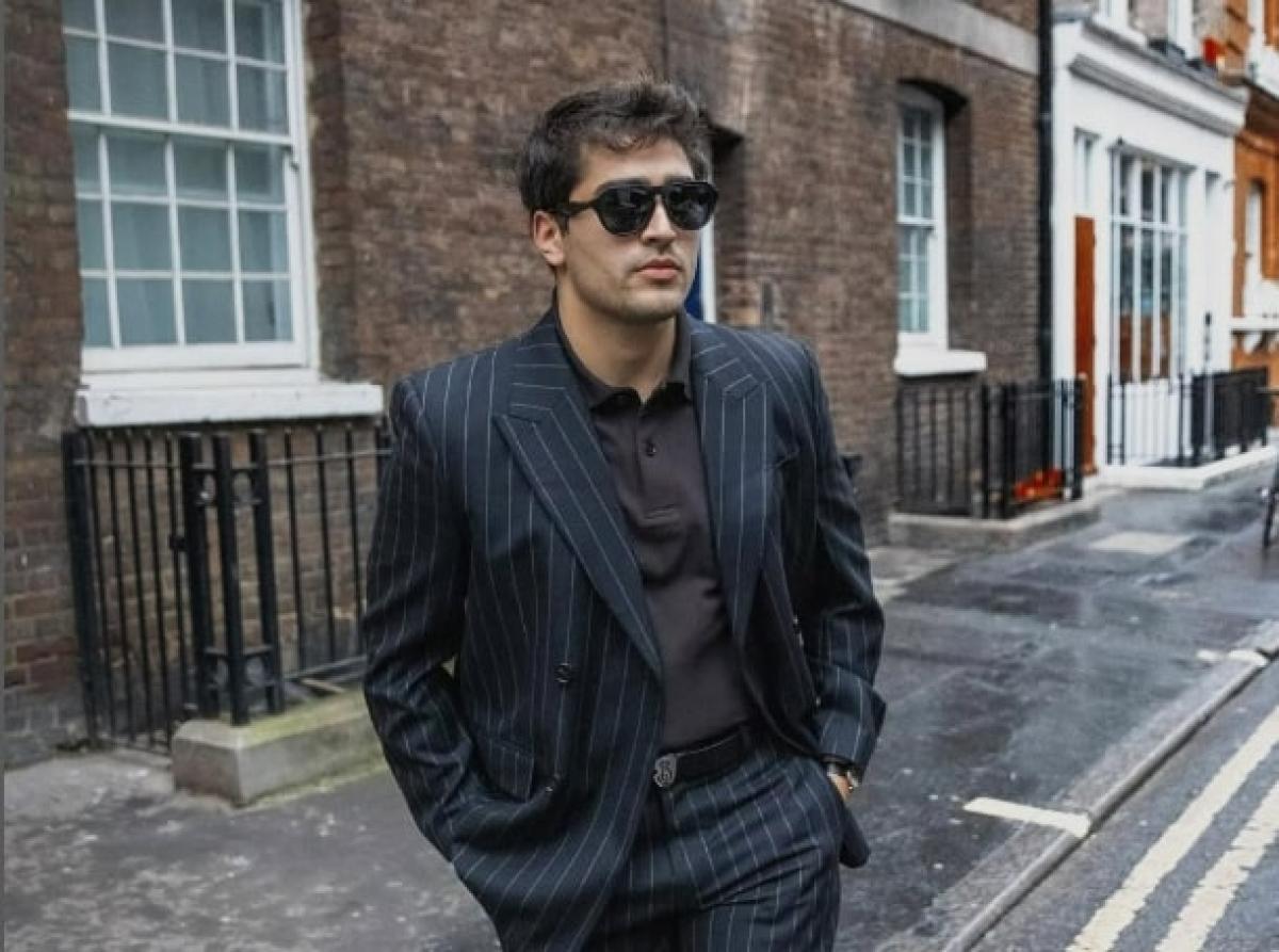 Mert Ramazan Demir pe stradă poartă ochelari negri de soare