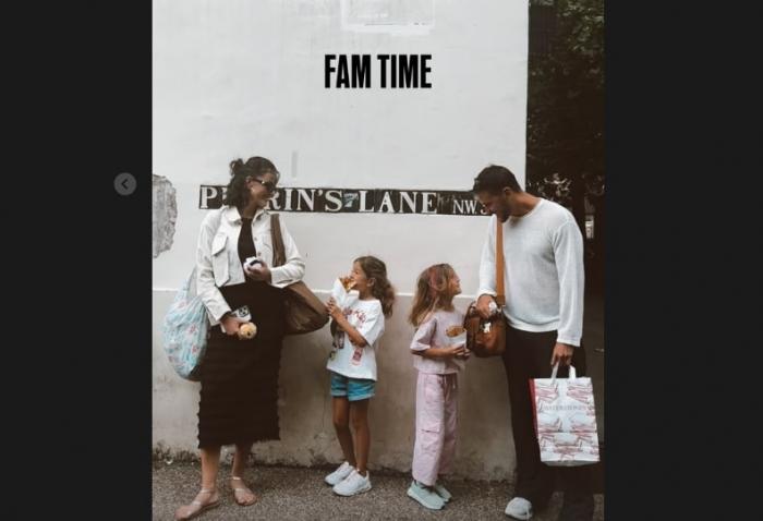 Pelin Akil și Anil Altan împreună cu fiicele lor în vacanță