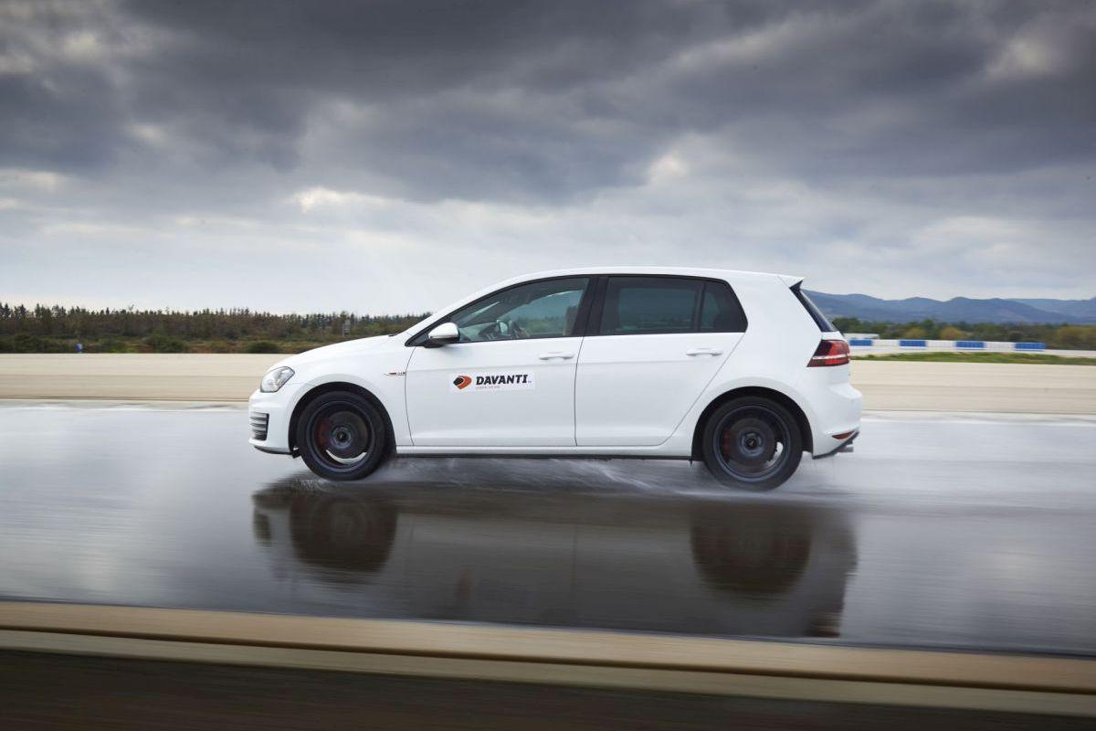 masina pe un fundal inchis