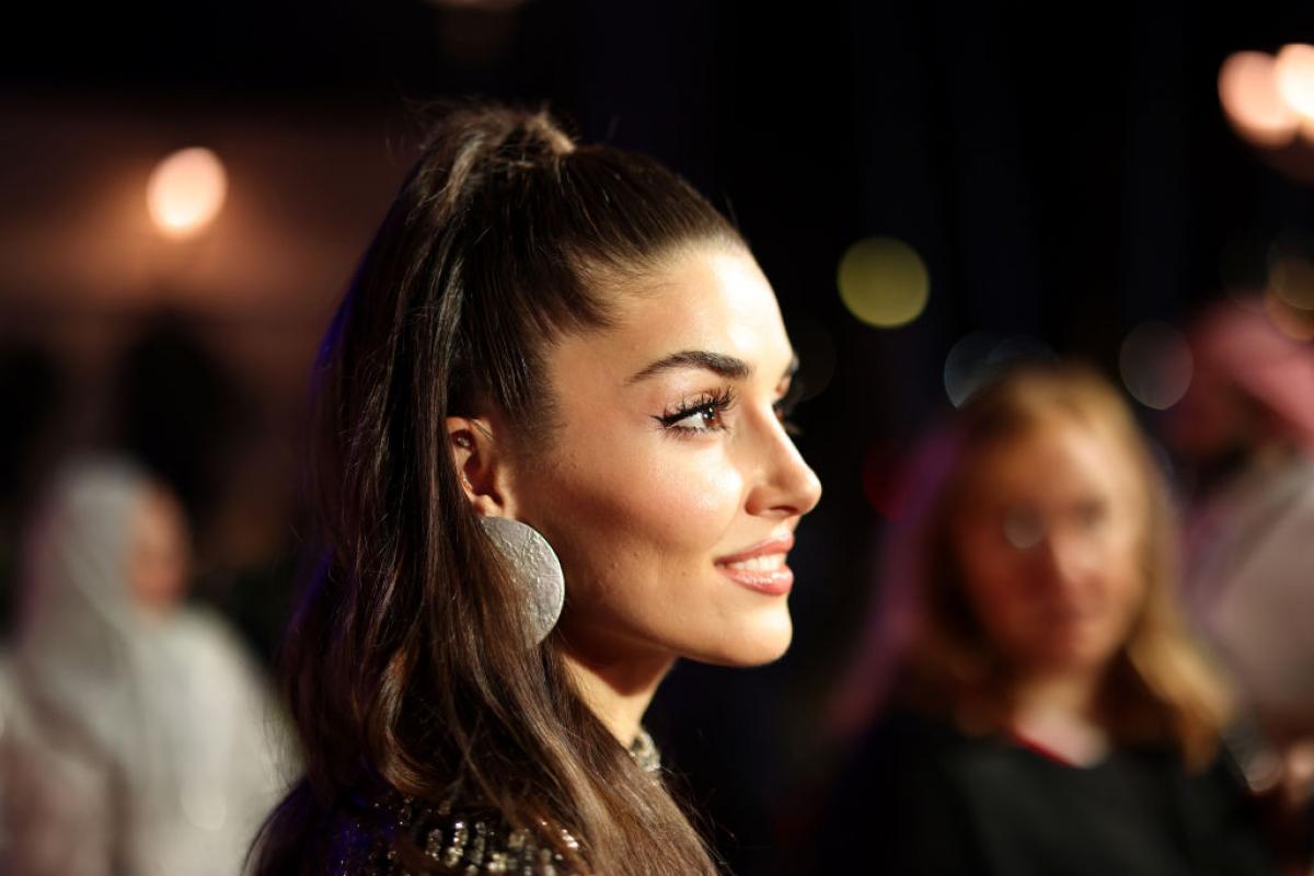 actriță cu părul desprins