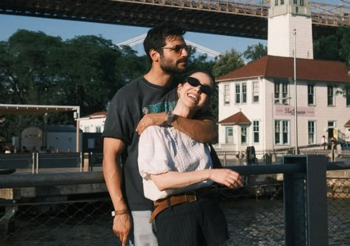 Ozge Gurel și Serkan Cayoglu stau îmbrățișați