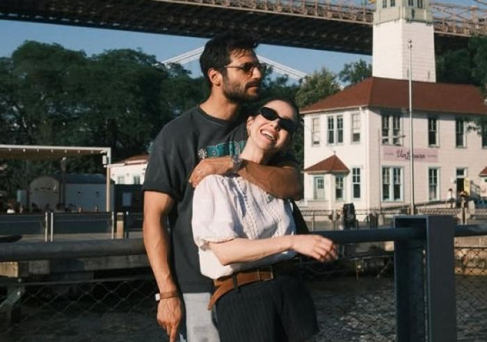 Ozge Gurel și Serkan Cayoglu stau îmbrățișați