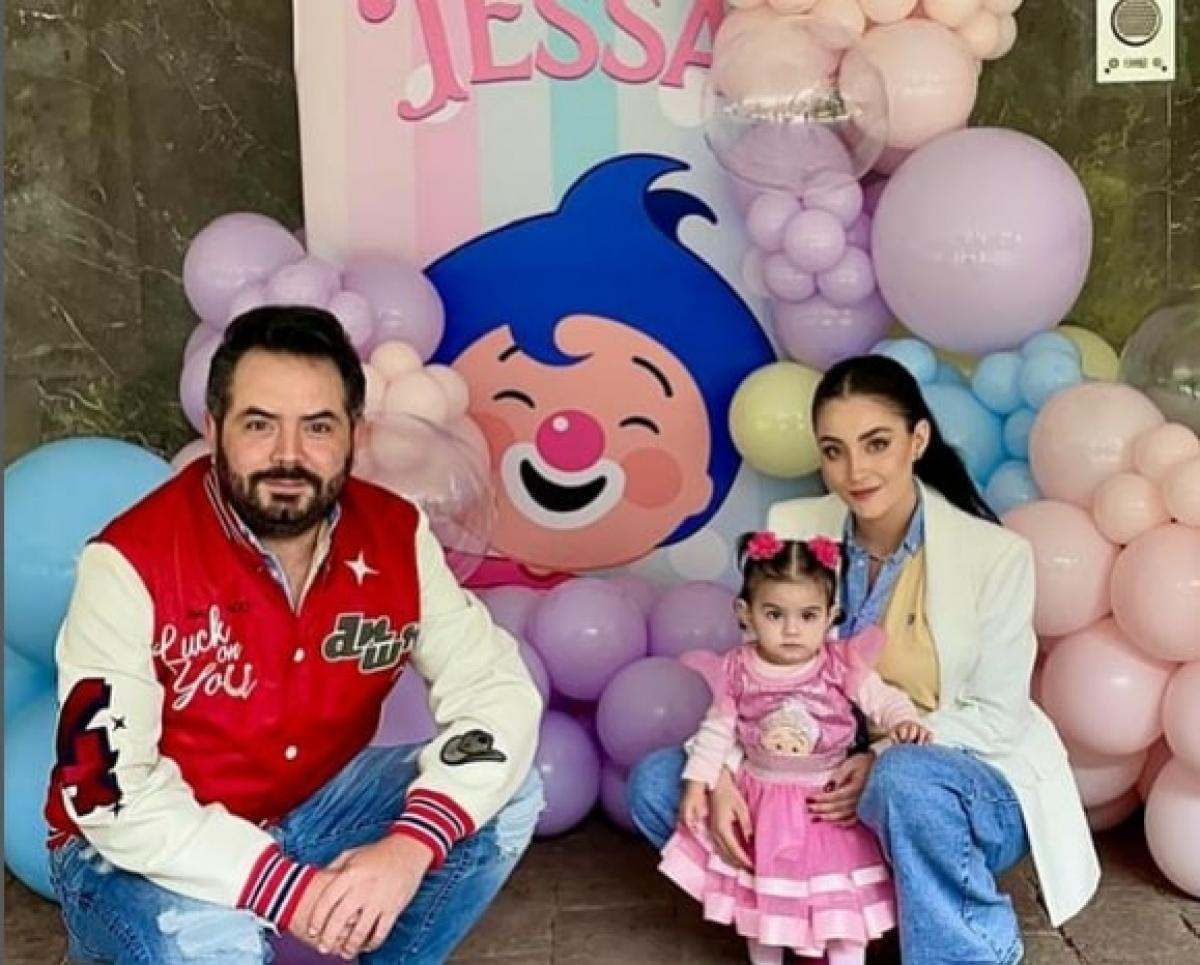 părinți cu copilul stau la poză