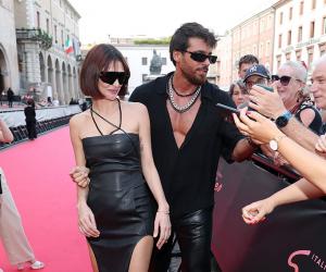 Can Yaman și Sara Bluma au ajuns în România. Faimosul actor turc și partenera sa își continuă relația de iubire