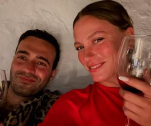Serenay Sarikaya și Mert Demir au zburat separat în vacanța spre Franța. Ce se întâmplă între cei doi