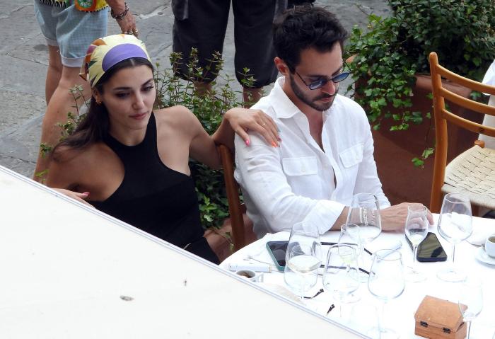 Hande Ercel și Hakan Sabanci stau la masă unul lângă celălalt