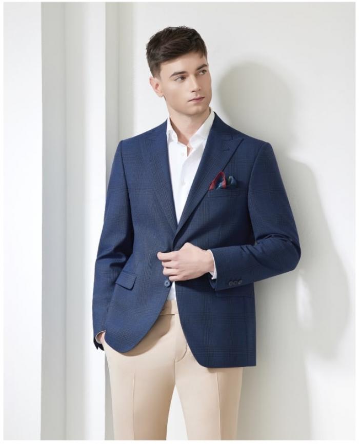 bărbat îmbrăcat la costum