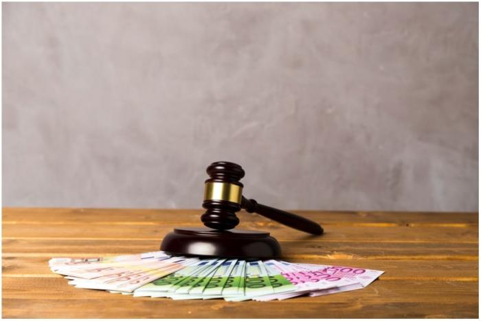 bani pe o masă de culoare maro