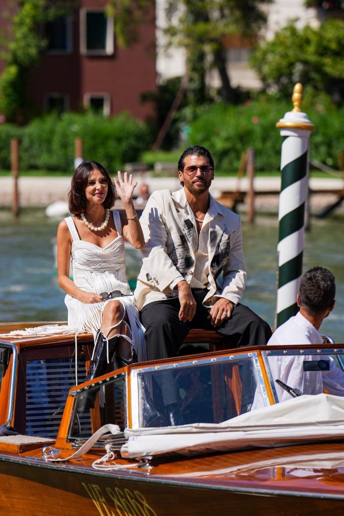 Sara Bluma și Can Yaman pe barcă stau unul lângă celălalt