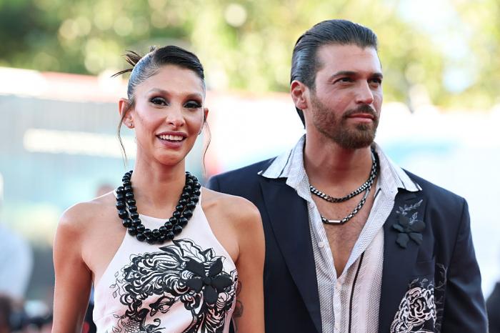 Sara Bluma și Can Yaman stau unul lângă altul îmbrățișați