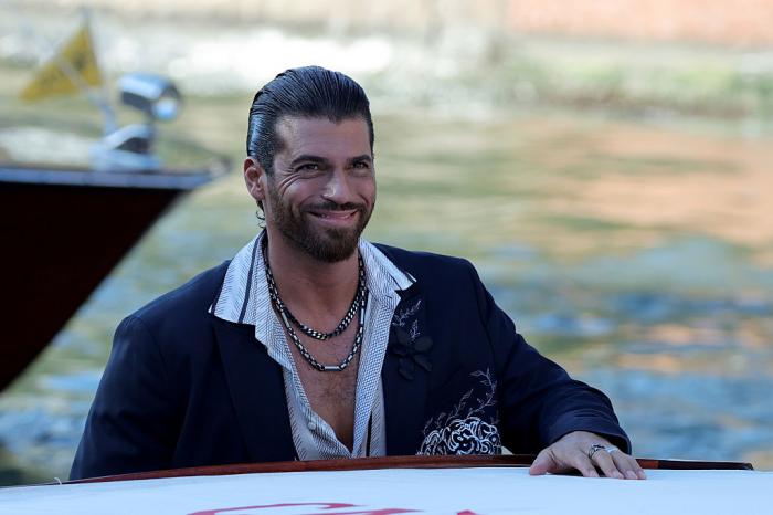 Can Yaman pe barcă zâmbește
