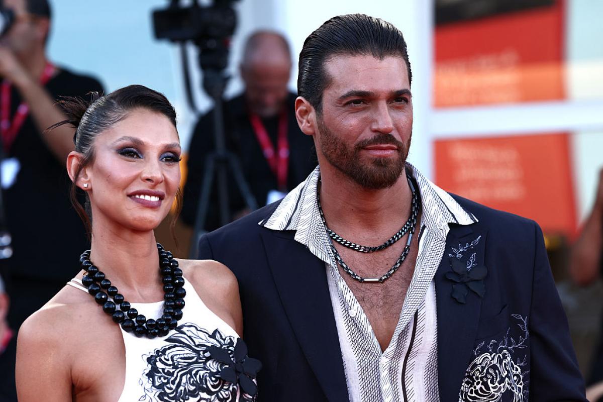 Sara Bluma și Can Yaman stau unul lângă celălalt