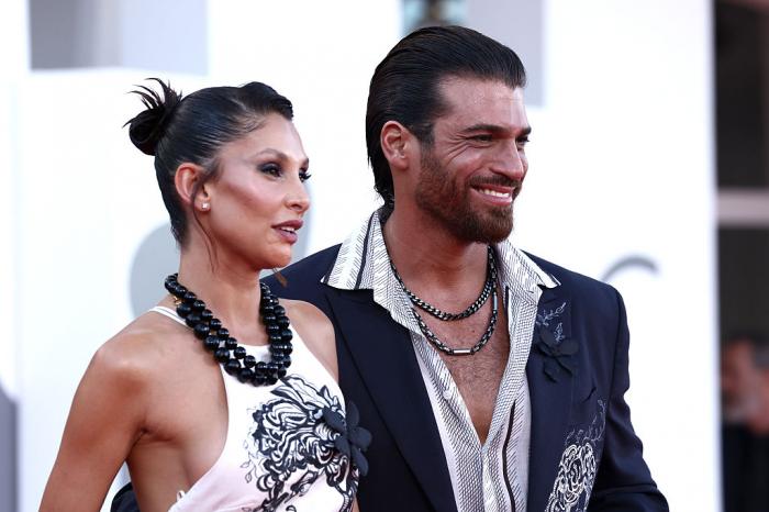 Sara Bluma și Can Yaman zâmbesc în fața fotografilor