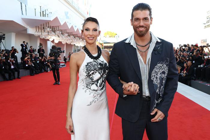 Sara Bluma și Can Yaman pe covorul roșu stau unul lângă celălalt