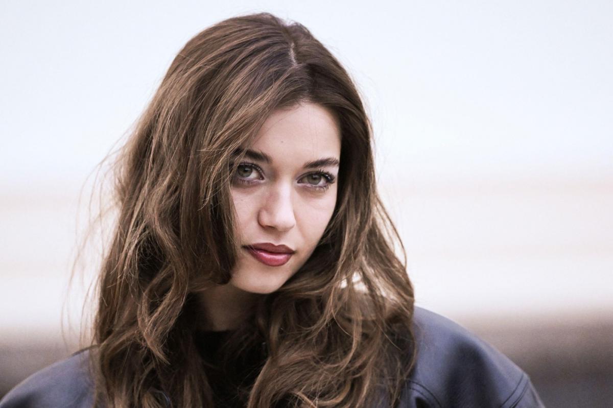 Afra Saracoglu poartă părul lung și machiaj