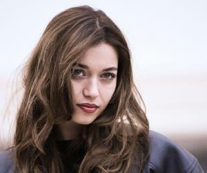 Afra Saraçoğlu uimește încă o dată cu noul proiect profesional. Joacă alături de Kenan İmirzalıoğlu