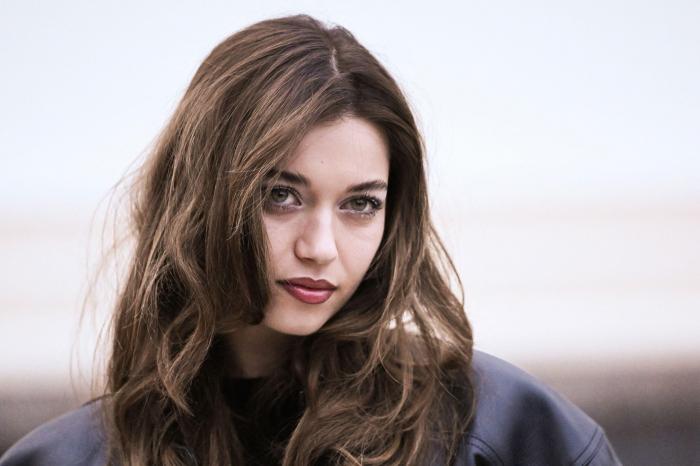 Afra Saracoglu poartă părul lung și machiaj