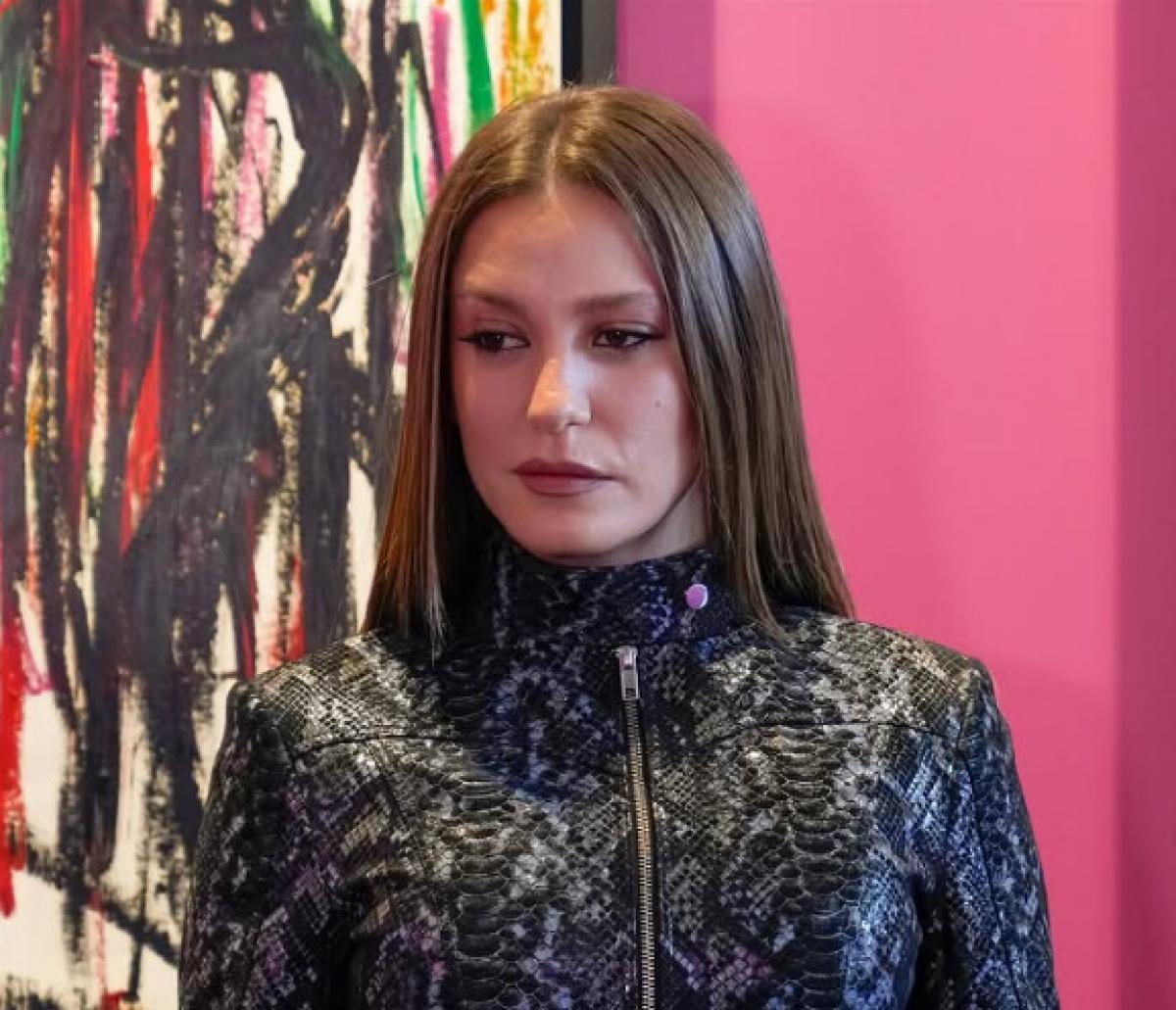 Serenay Sarikaya poartă o rochie cu mâneci lungi