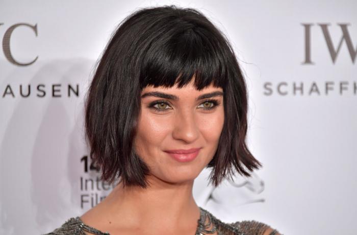 Tuba Buyukustun poartă părul scurt și cu breton