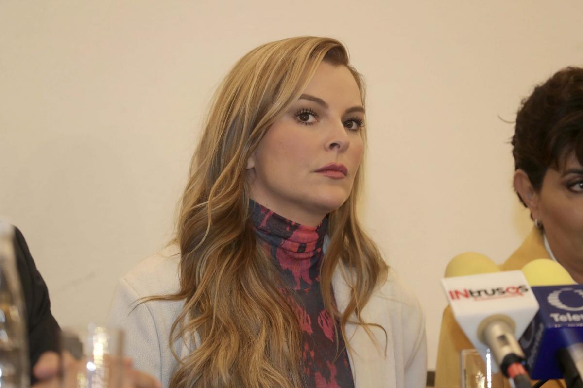 Marjorie de Sousa are părul lung și desprins