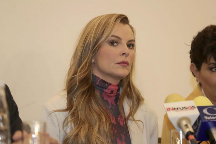 Marjorie de Sousa are părul lung și desprins