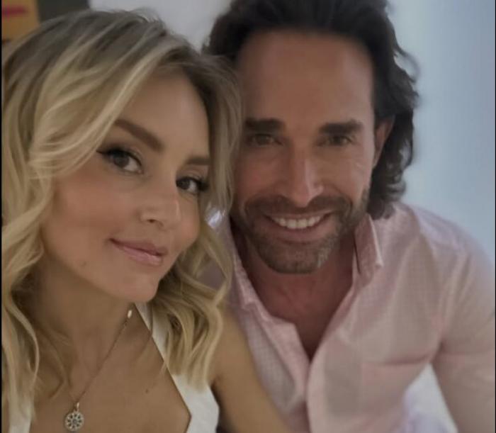 Angelique Boyer și Sebastian Rulli stau unul lângă celălalt și zâmbesc