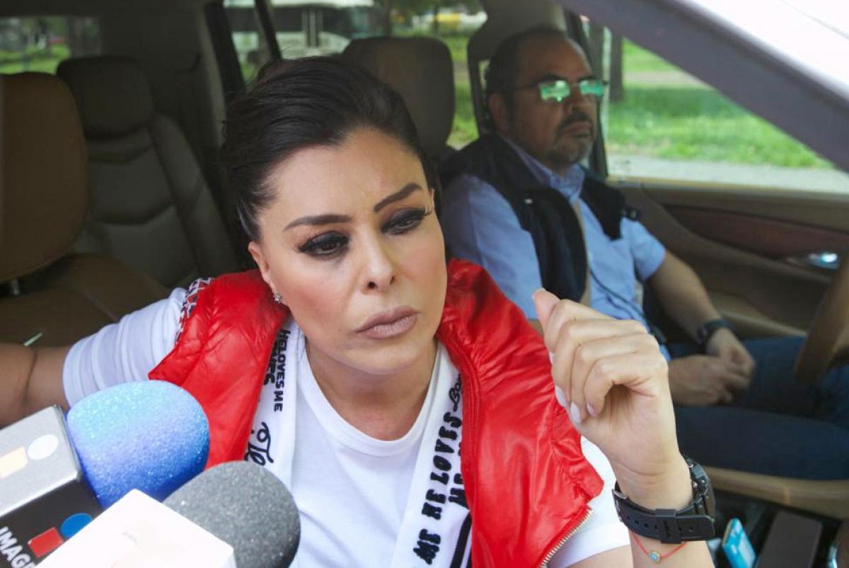 Yadhira Carrillo poartă părul prins și o bluză roșie pe umeri