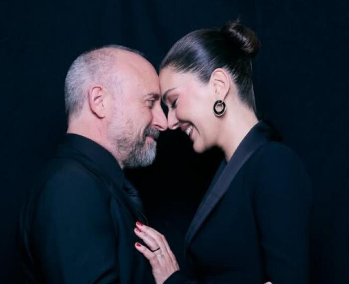 Halit Ergenc și Berguzar Korel stau unul lângă celălalt