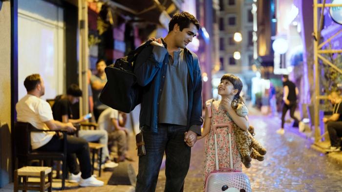 Mert Ramazan Demir pe platourile de filmare alături de o fetiță