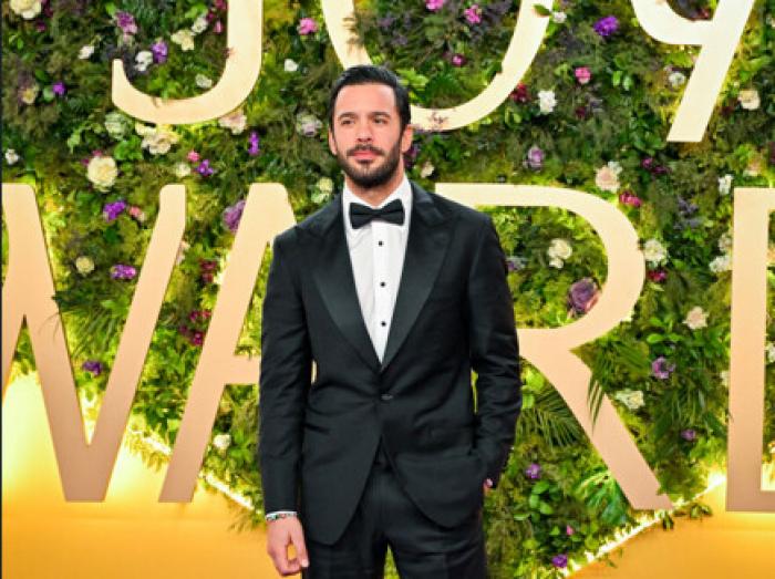 Baris Arduc poartă un costum de culoare neagră și o cămașă albă