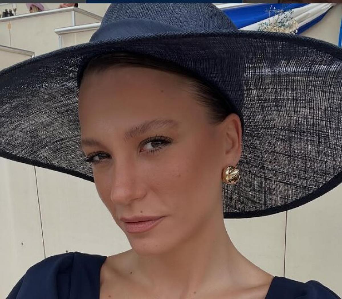 Serenay poartă o pălărie