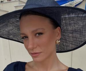 Serenay Sarikaya a îmbrăcat o ținută cu decolteu adânc. Cum arată cea mai recentă alegere vestimentară a vedetei