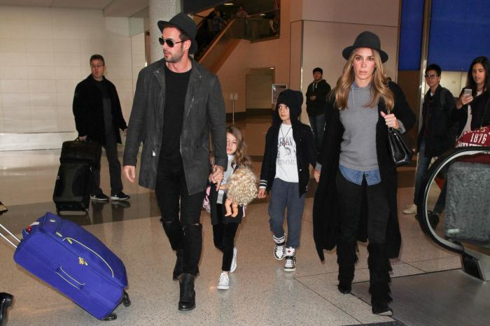 william Levy alături de familia sa pe un fundal deschis la culoare