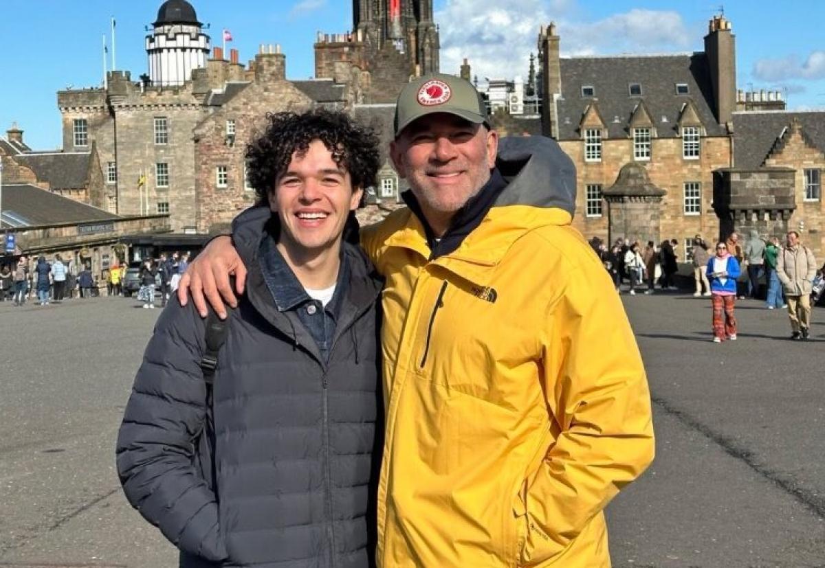 Eduardo Santamarina și fiul lui pe un fundal deschis la culoare