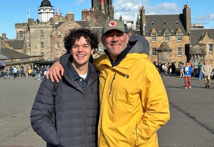 Eduardo Santamarina și fiul lui pe un fundal deschis la culoare