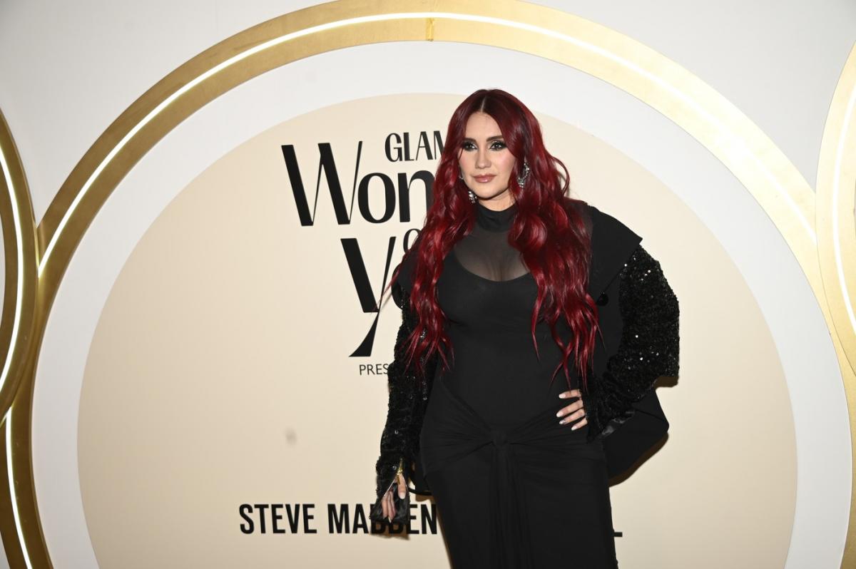 Dulce Maria poartă o ținută all-black și părul desprins și roșcat