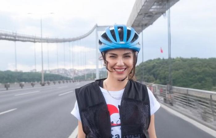 Yagmur Tanrisevsin poartă o cască și râde