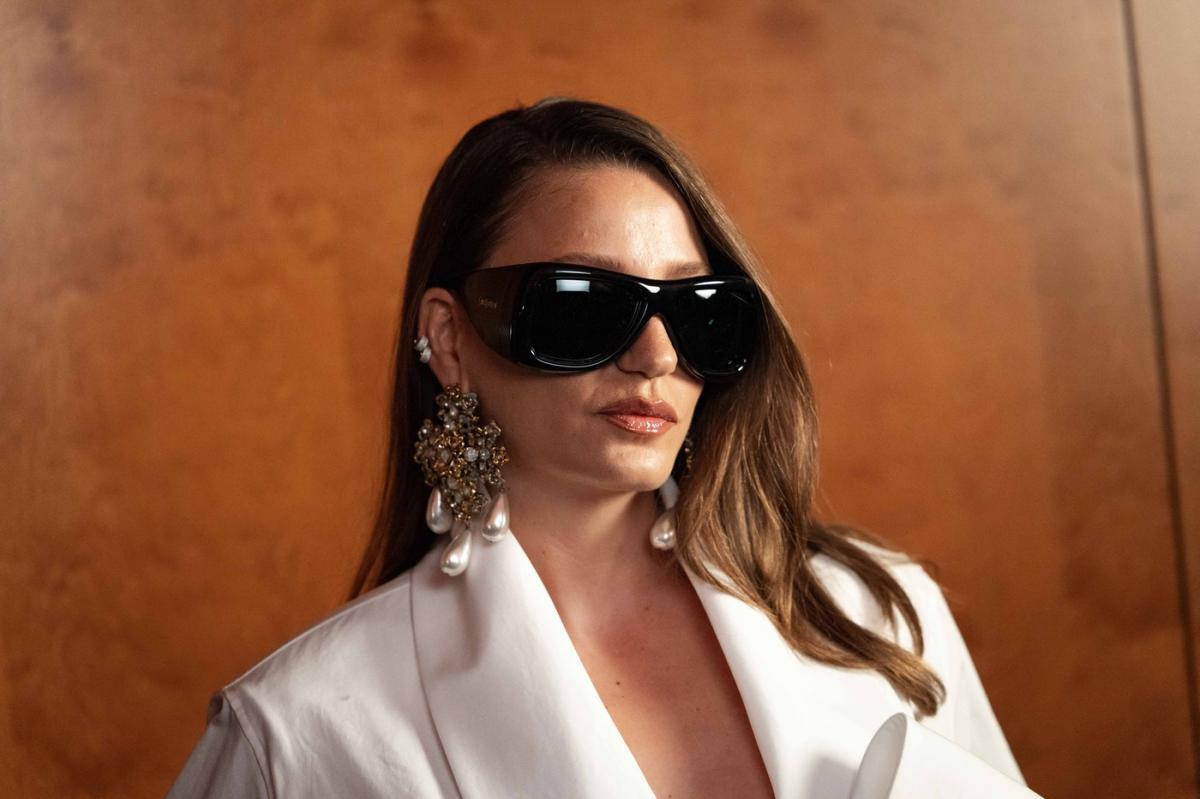 Serenay Sarikaya poartă ochelari de soare negri